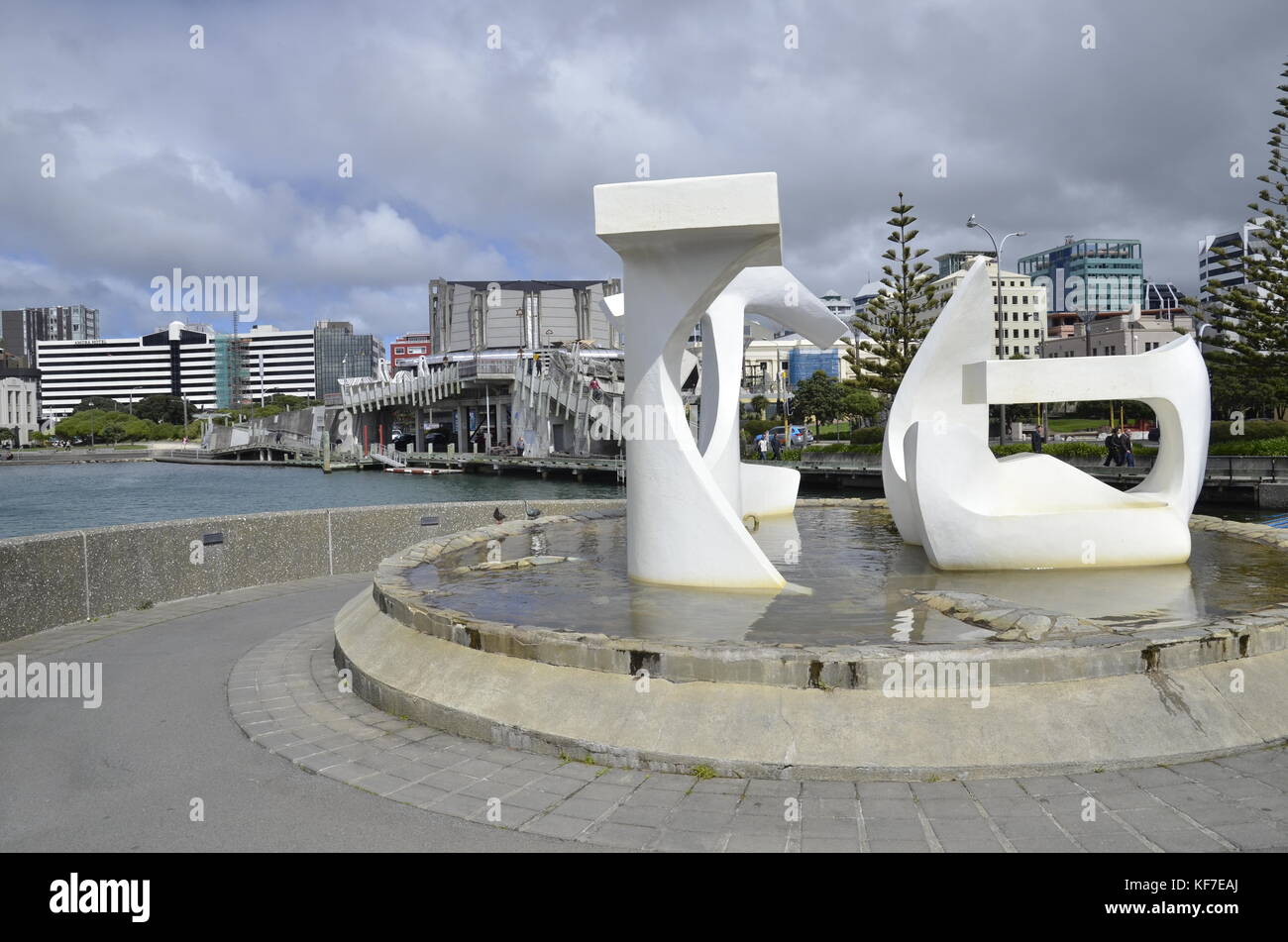 Die Stadt zum Meer Brücke, eine Fußgängerbrücke und Maori-inspirierte Kunstwerke in Wellington, Neuseeland. Von den Maori artist Paratene Matchitt konzipiert. Stockfoto