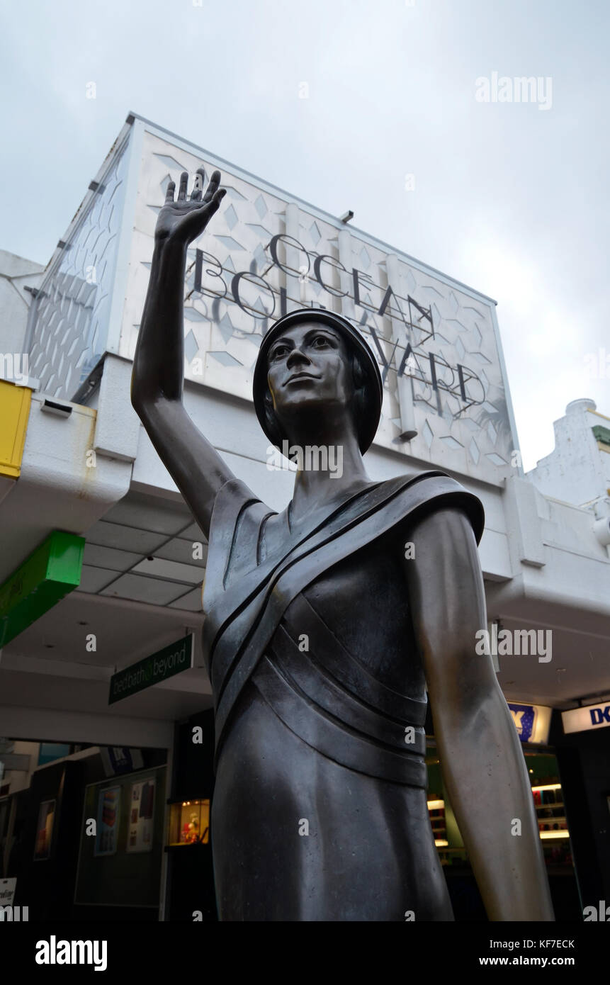 Eine Statue eines Flapper Girl außerhalb der Ocean Boulevard Einkaufsviertel in Napier, Neuseeland. Stockfoto