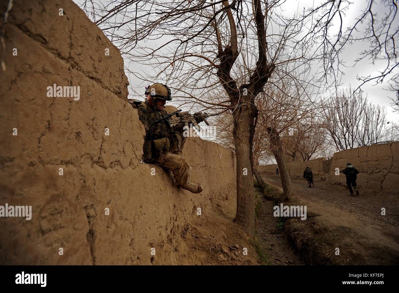 Ein Soldat der kanadischen Streitkräfte klettert während einer Patrouille für die Operation Mesmar am 5. Februar 2010 in Terot Kulacha, Afghanistan, über eine Mauer. (Foto: Kenny Holston via Planetpix) Stockfoto