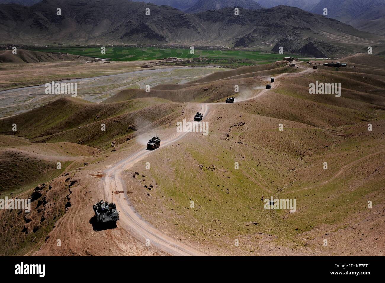 Us-amerikanische und französische Militär Panzer Konvoi nach einer ländlichen Straße während der Operation Enduring Freedom 13. März 2010 in zabule, Afghanistan. (Foto von Kenny holston über planetpix) Stockfoto