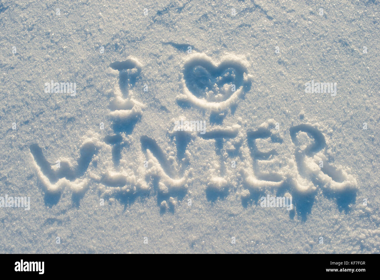 Ich liebe Winter handgeschrieben auf Schnee pur Oberfläche outdoor Stockfoto