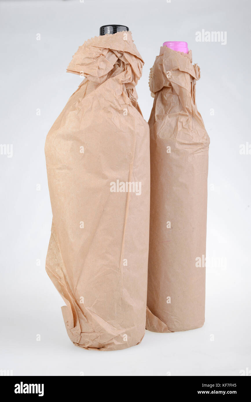 Zwei Weinflaschen in gelbes Papier wickeln Stockfoto