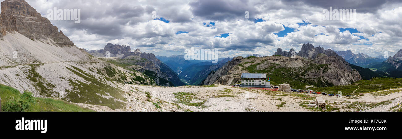 Tre Cime di Lavaredo Zuflucht, Schiene und Berggipfel Stockfoto