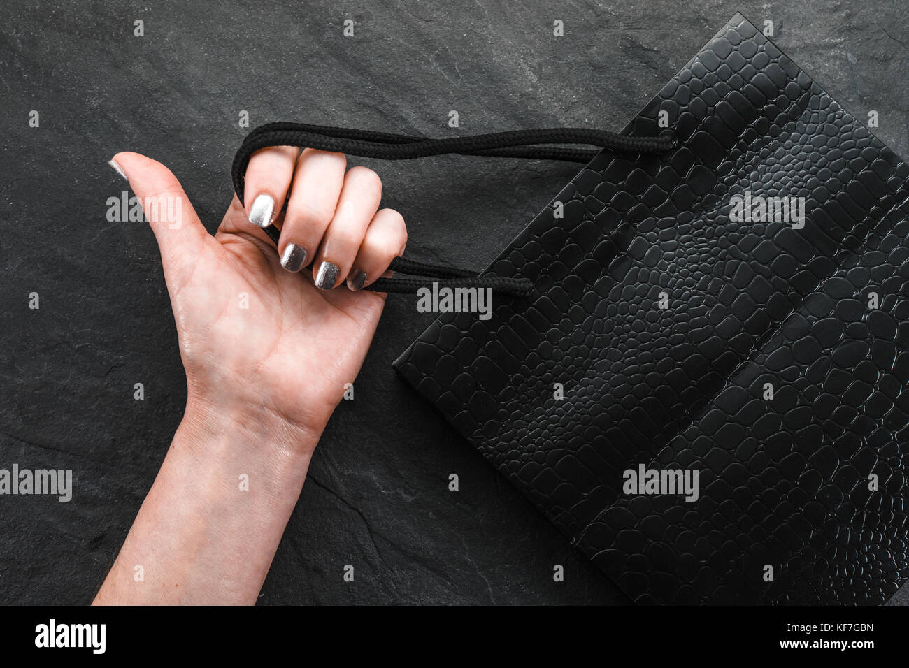 Schwarz Paket in eine weibliche Hand, Herbst Verkauf horizontal Stockfoto