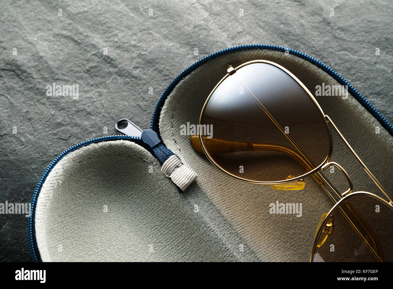 Gläser in einen offenen Fall, schwarzer Freitag, Geschenke, horizontal Stockfoto