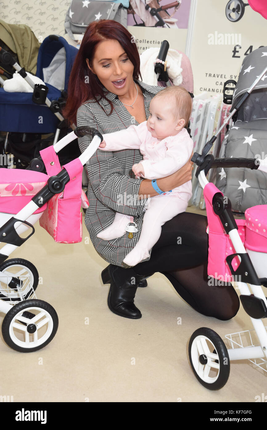 Amy childs mit ihrer Tochter Polly das Baby zeigen Olympia Kensington London GroBbritannien Stockfotografie Alamy
