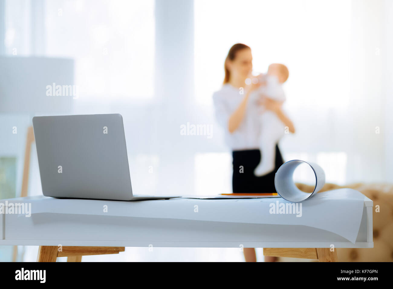 Moderne komfortable Laptop auf dem Tisch zu stehen Stockfoto