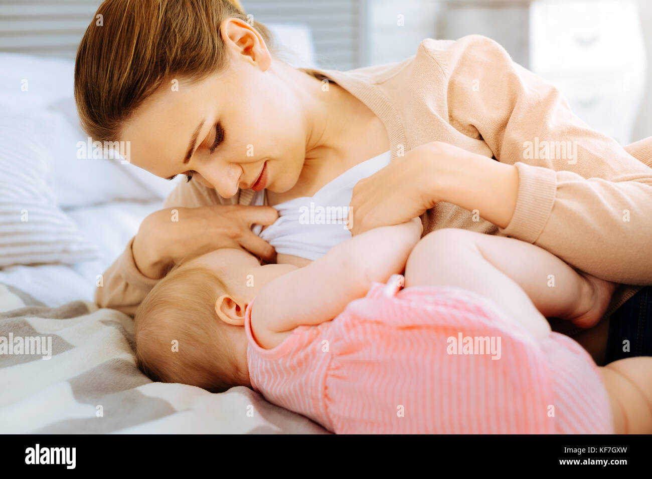 Konzentriert Mutter während Ihr Baby stillen Stockfoto