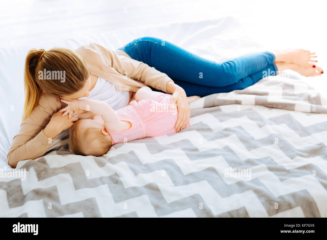 Natürlicher Prozess des Stillens ein Baby Stockfoto