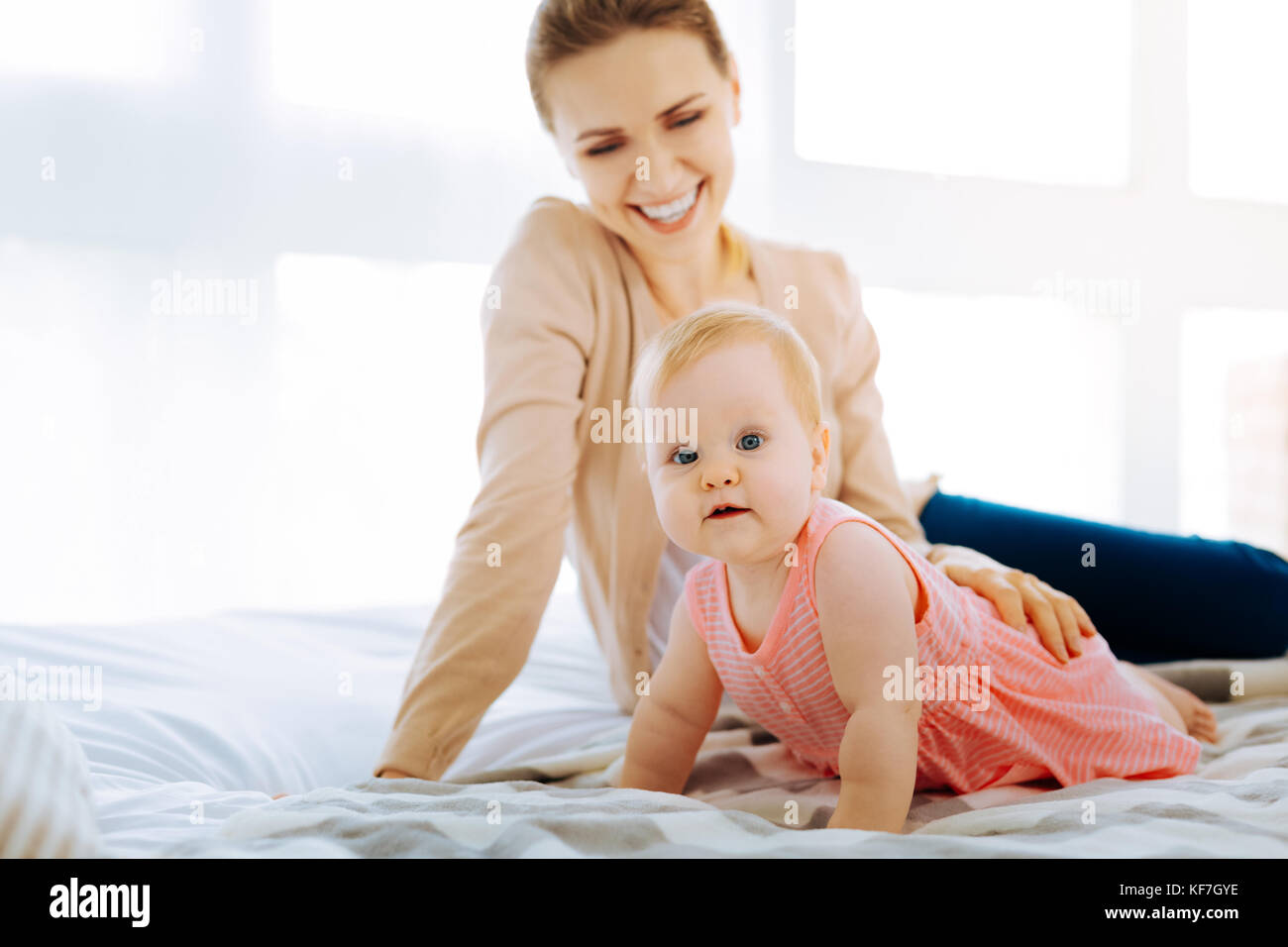 Angenehmen morgen mit einem lächelnden Mutter und ihre adorable Baby Stockfoto