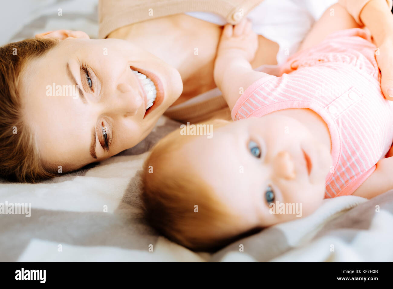 Liebevolle Mutter sanft in ihr hübsches Baby Stockfoto