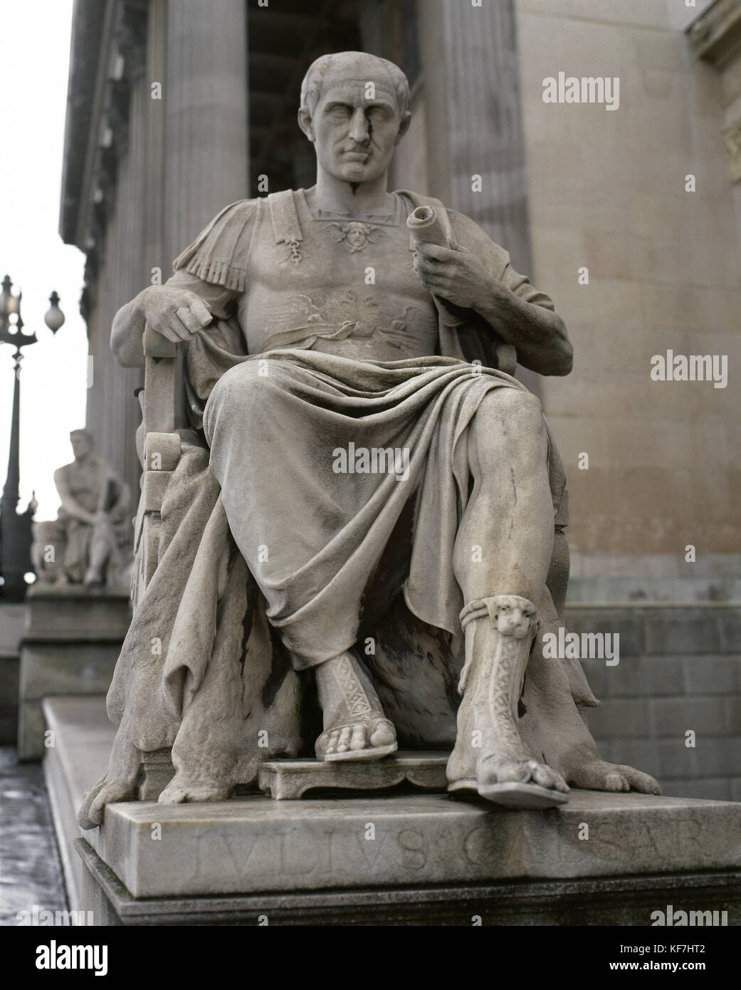 Julius Caesar (100 V.CHR.-44 V.CHR.). Römische Politiker und General. Statue. Die Außenseite des österreichischen Parlaments. Wien. Österreich. Stockfoto