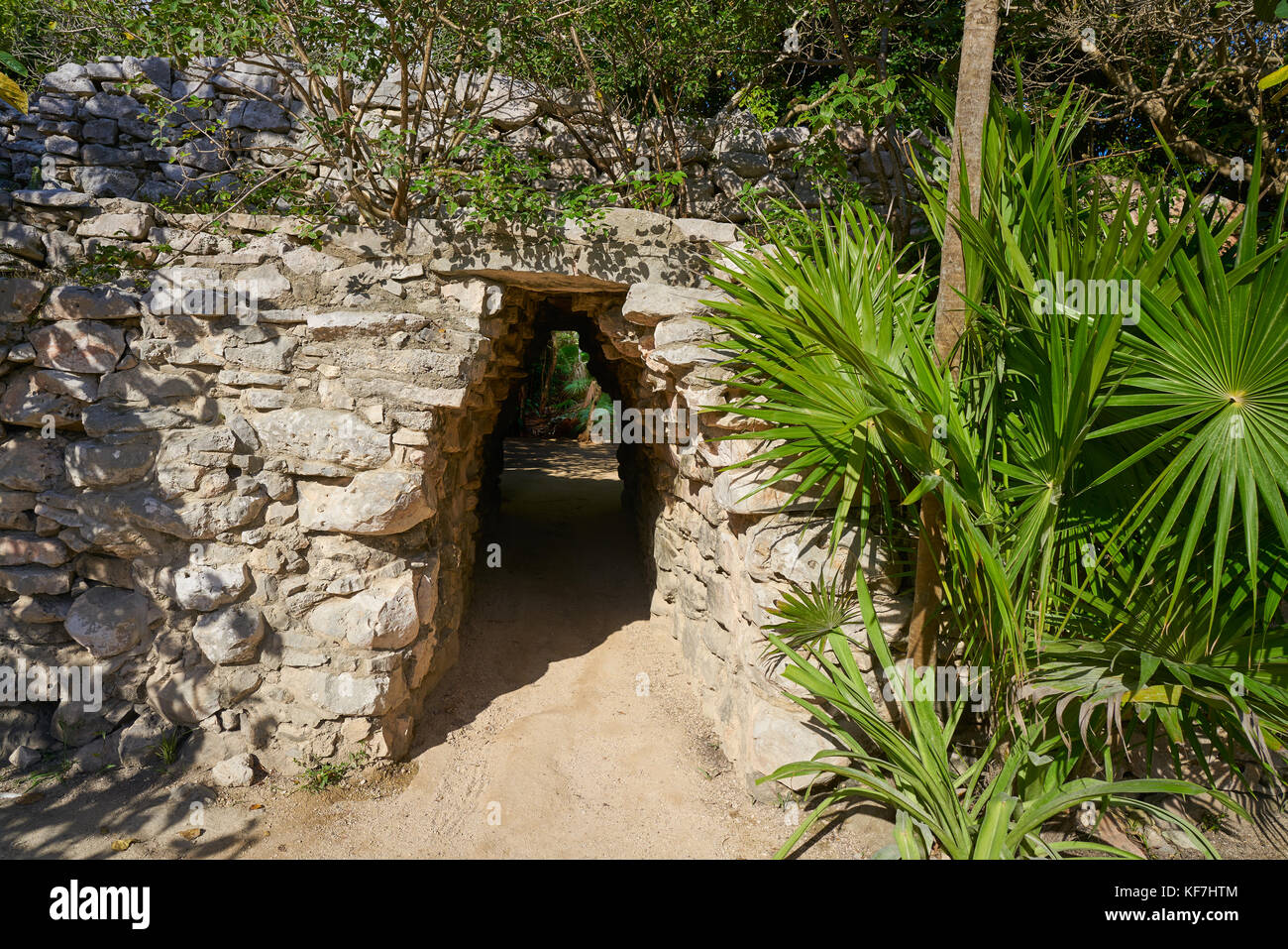 Tulum Maya arch Eingang Korridor zu Ruinen in Riviera Maya in Mexiko Stockfoto