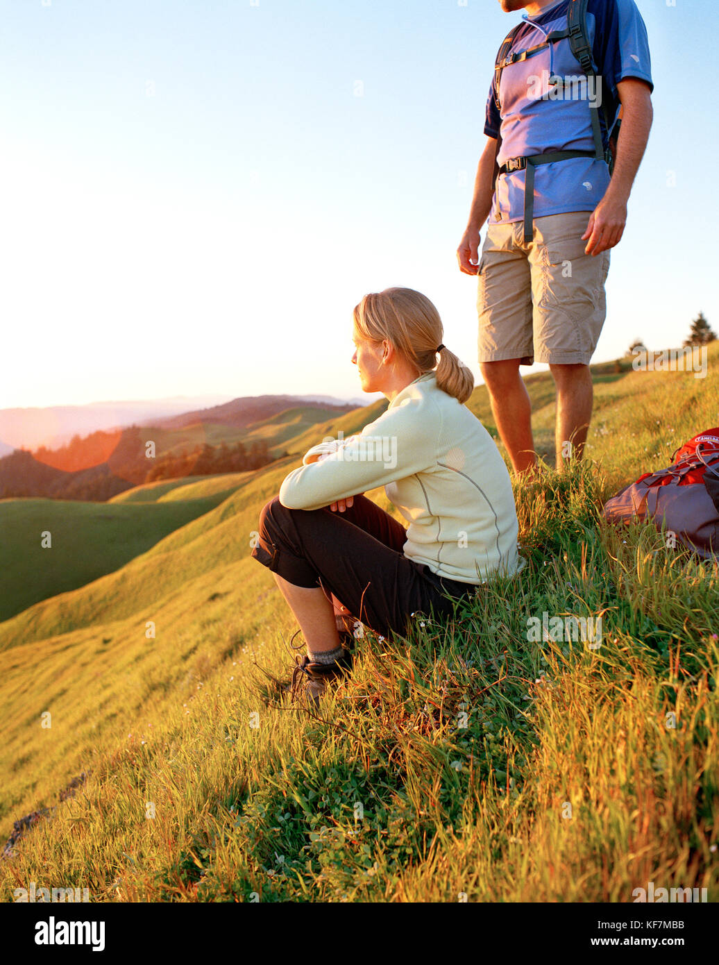 Usa, Kalifornien, Marin headlands, junger Mann und Frau Wanderer entspannen auf Mount Tamalpais Stockfoto