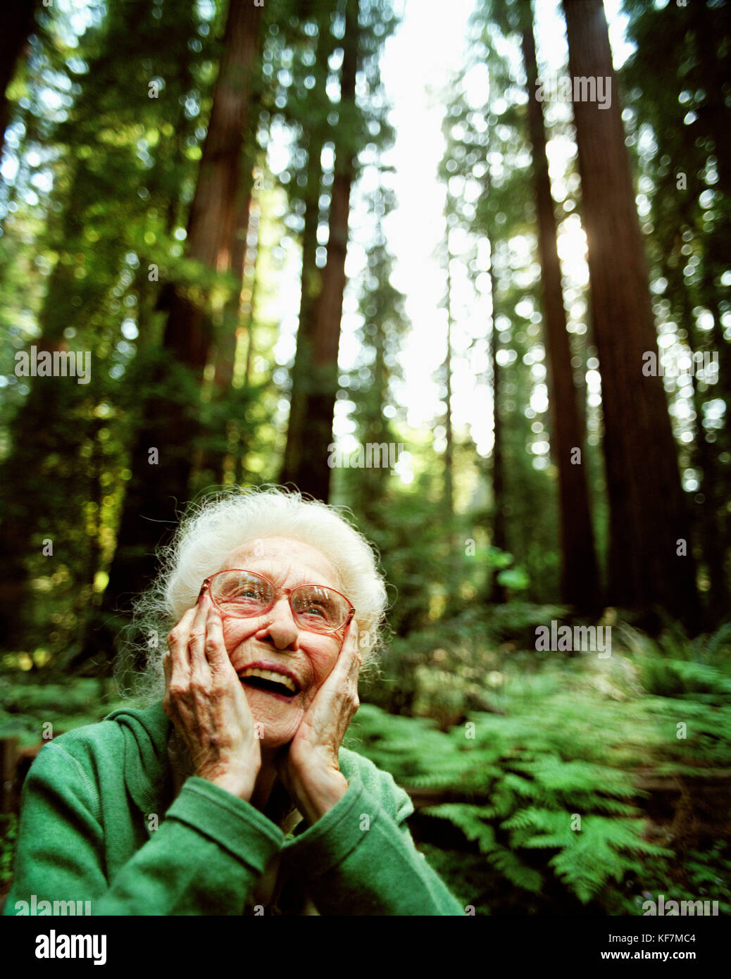 Usa, Kalifornien, Eureka, 103 Jahre alte Frau in den Redwoods in Nordkalifornien lachen Stockfoto