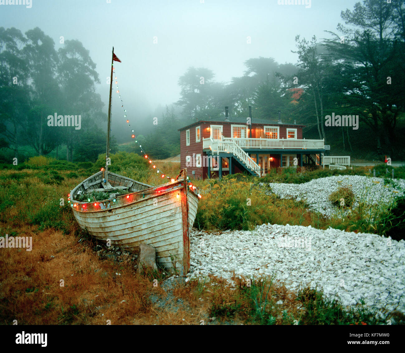 Usa, Kalifornien, Tomales Bay, ein Fischerboot, ein Ferienhaus und Tausende von austernschalen auf der Nick Cove, Marshall Stockfoto