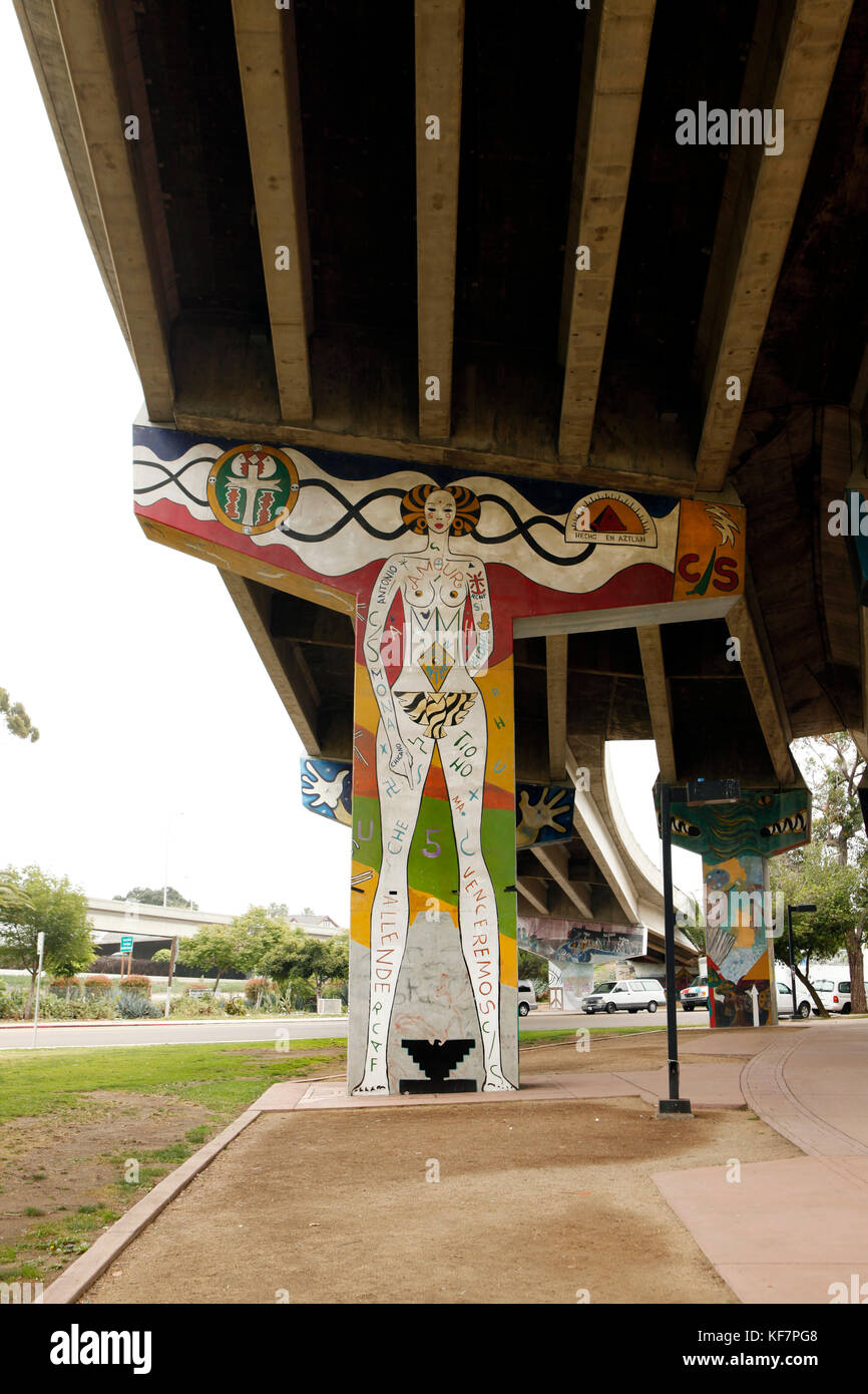 USA, Kalifornien, San Diego, Street Art auf der Brücke über dem Chicano Park gemalt Stockfoto