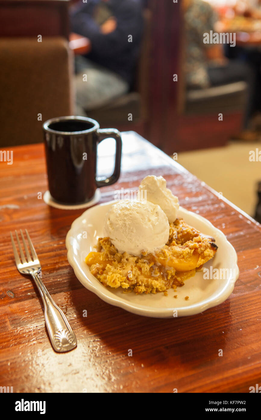 USA, Kalifornien, Mammut, einer Portion peach Cobbler bei Alabama Hills Cafe in Lone Pine Stockfoto