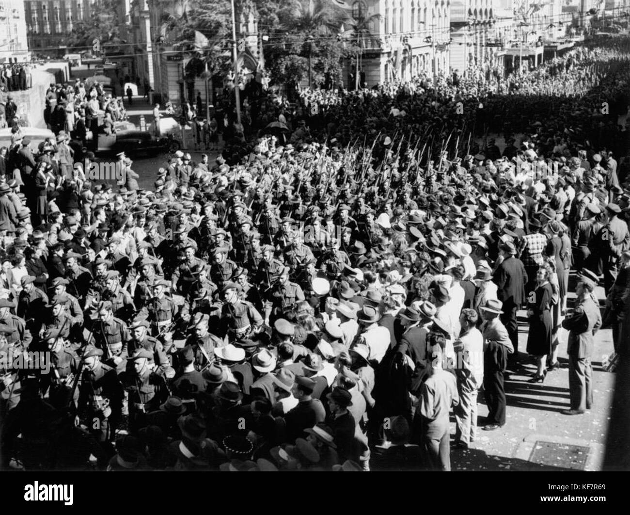 1 117172 Zuschauer säumen die Straße, Soldaten auf der Parade in der Queen Street Brisbane, Ca. 1944 Stockfoto