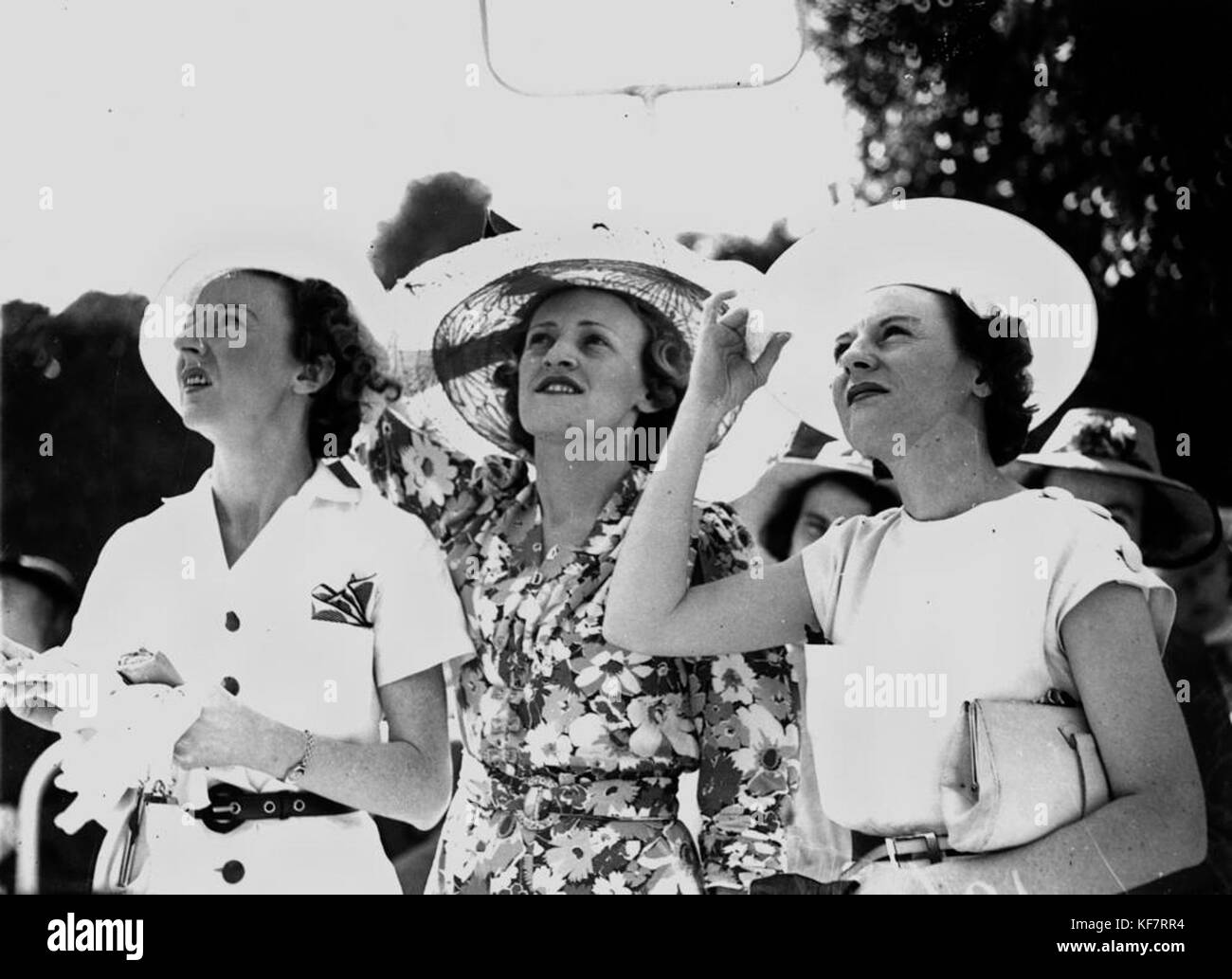 1 129542 Irene Smith, Dulcie Pim und Elsie Smith Rennen in Ascot, Brisbane, 1938 Stockfoto