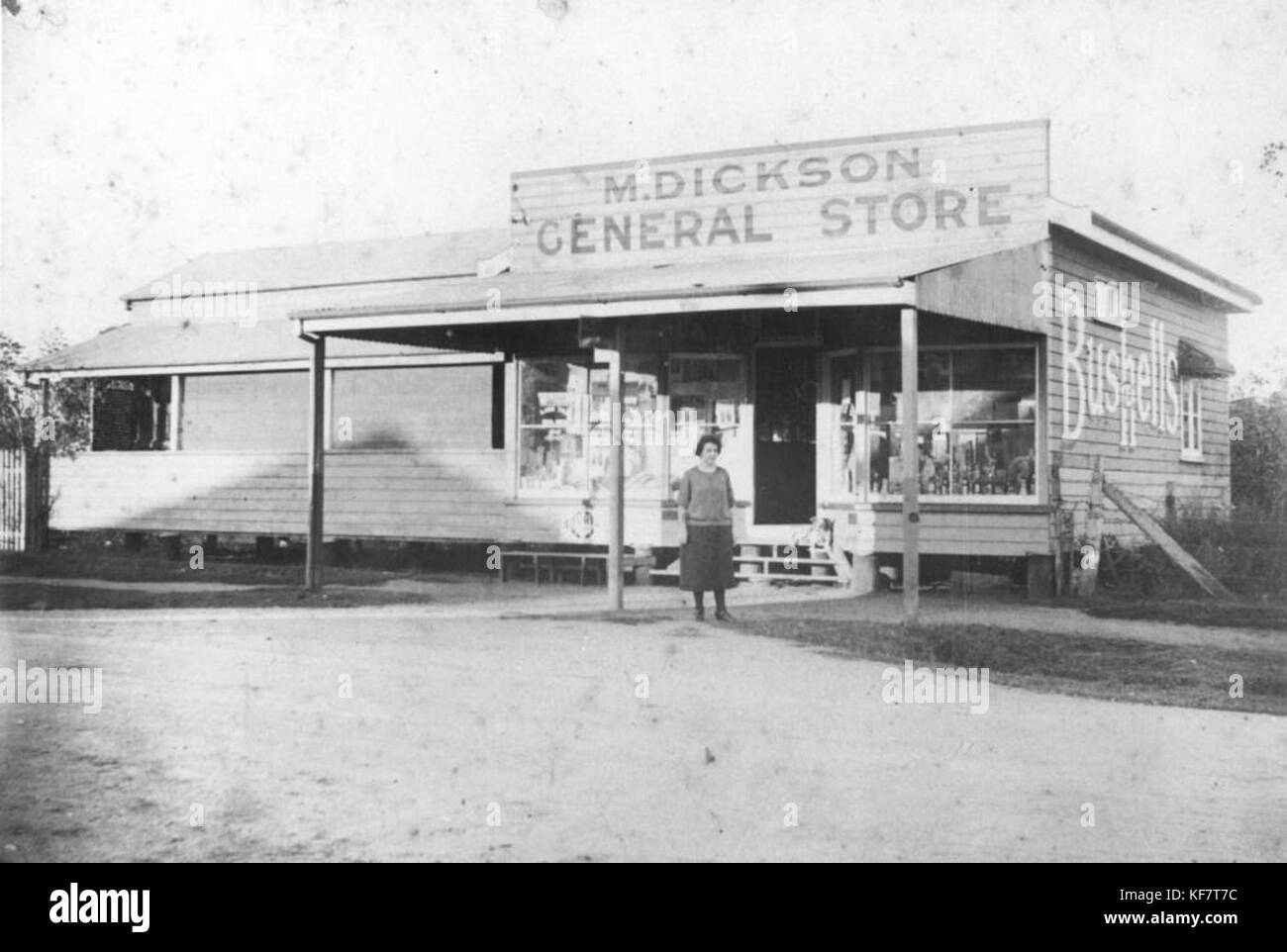 1 118228 Miss Dickson vor der Dickson General Store Stockfoto