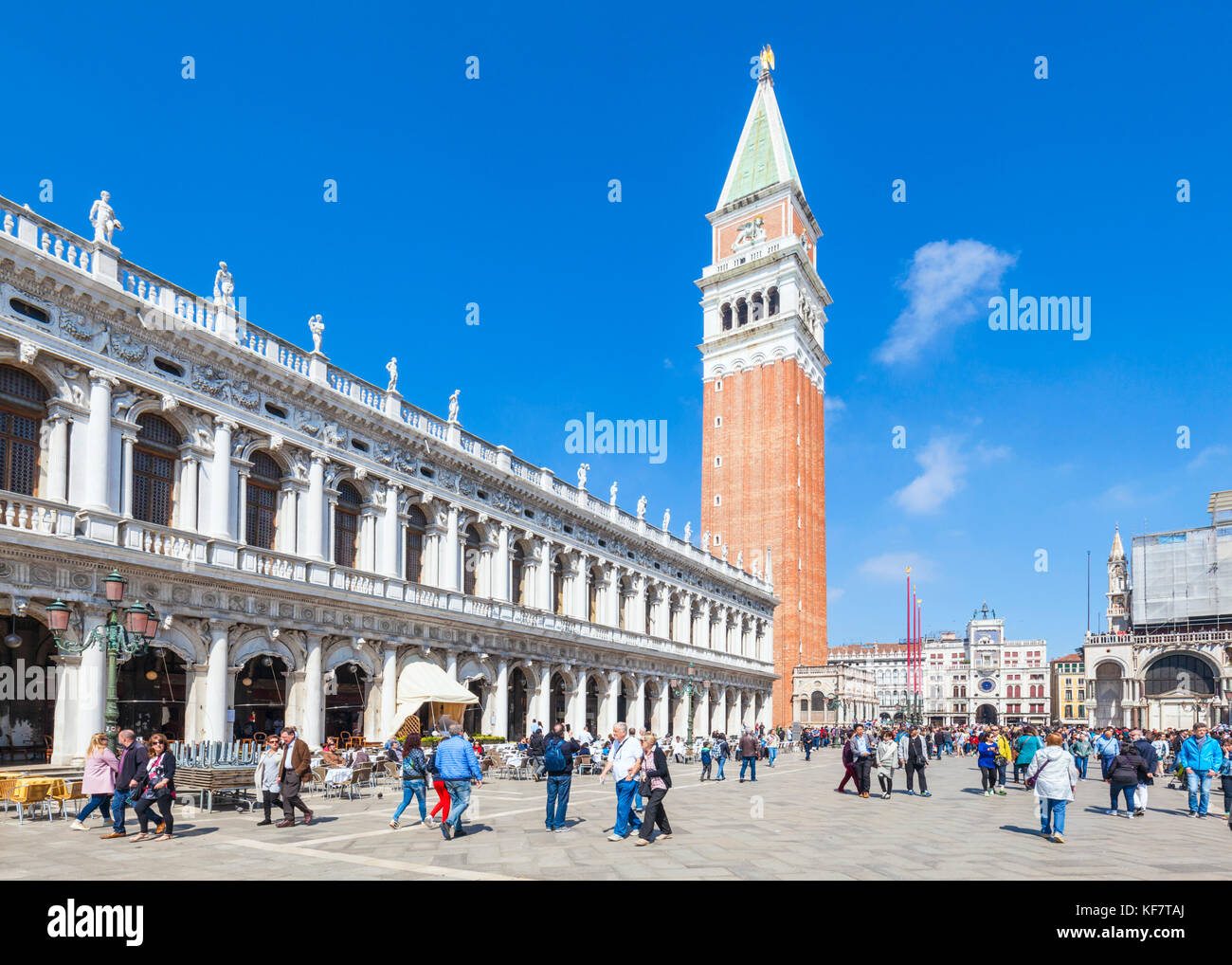 Venedig Italien Venedig besetzt Massen von Touristen, die in Venedig, Riva degli Schiavoni Promenade in der Nähe von Dogenpalast und Campanile Venedig Italien EU Europa Stockfoto
