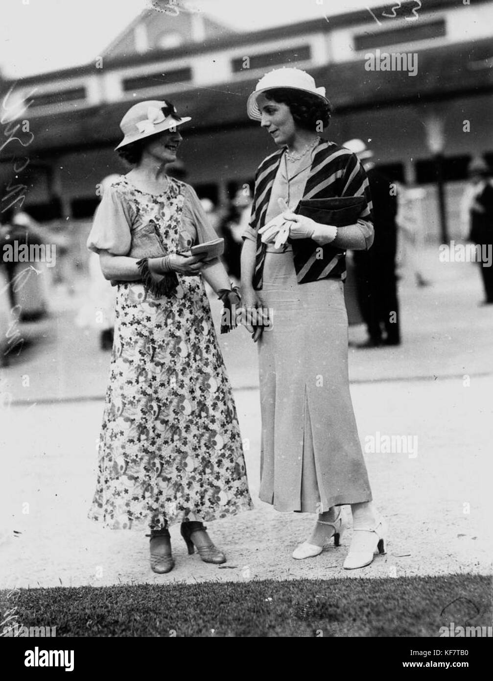 1 108220 Frau A. Hughes und Frau J. F. McGill im Ascot Rennen, Brisbane, 9. Dezember 1933 Stockfoto