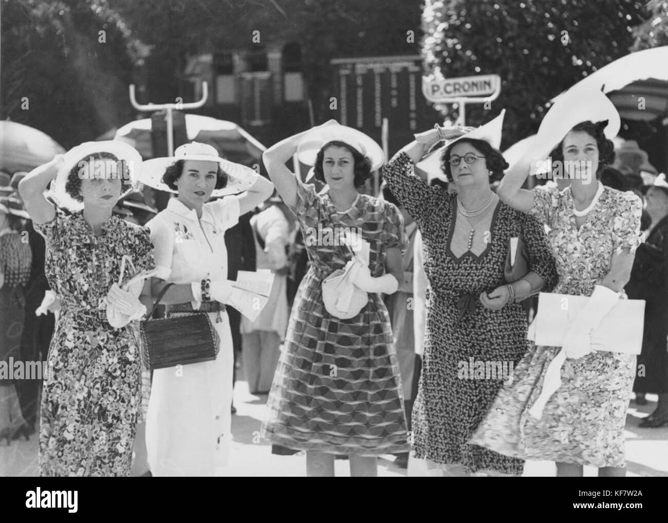 1 124835 fünf Frauen an den Rennen, Brisbane, 1938 Stockfoto