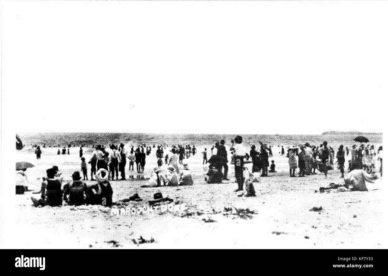 Dieses Foto zeigt den Maroochydore Beach im Jahr 1923 und zeigt die Küstenlandschaft und das Strandleben in Queensland, Australien. Das Bild spiegelt die natürliche Schönheit des Strandes und die Entwicklung der Gegend zu Beginn des 20. Jahrhunderts als beliebtes Strandziel wider. Stockfoto