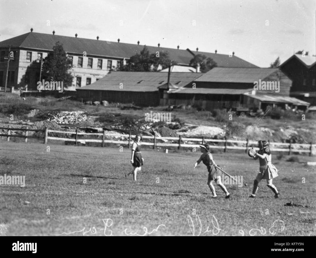 Dieses Foto zeigt Baseballspielerinnen in Aktion während eines Spiels in Brisbane im Jahr 1938. Sie hebt die Rolle der Frauen im Sport während des frühen 20. Jahrhunderts hervor. Stockfoto