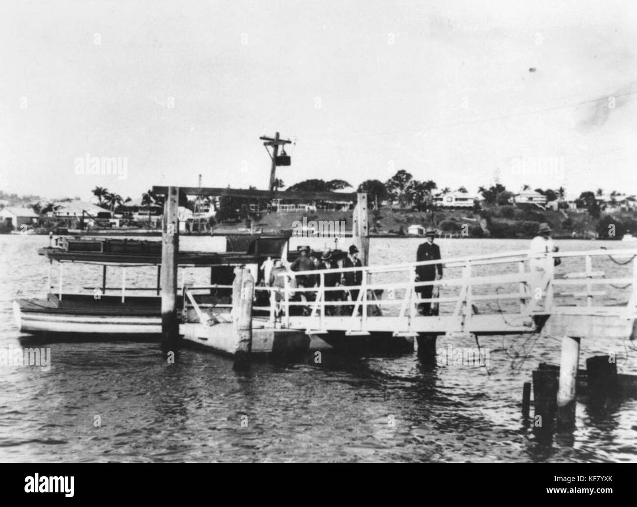 Dieses Bild aus dem Jahr 1929 zeigt Passagiere, die die Hawthorne-Fähre ein- und aussteigen, einem wichtigen Transportmittel während des frühen 20. Jahrhunderts, was das Wachstum der städtischen Transitsysteme widerspiegelt. Stockfoto