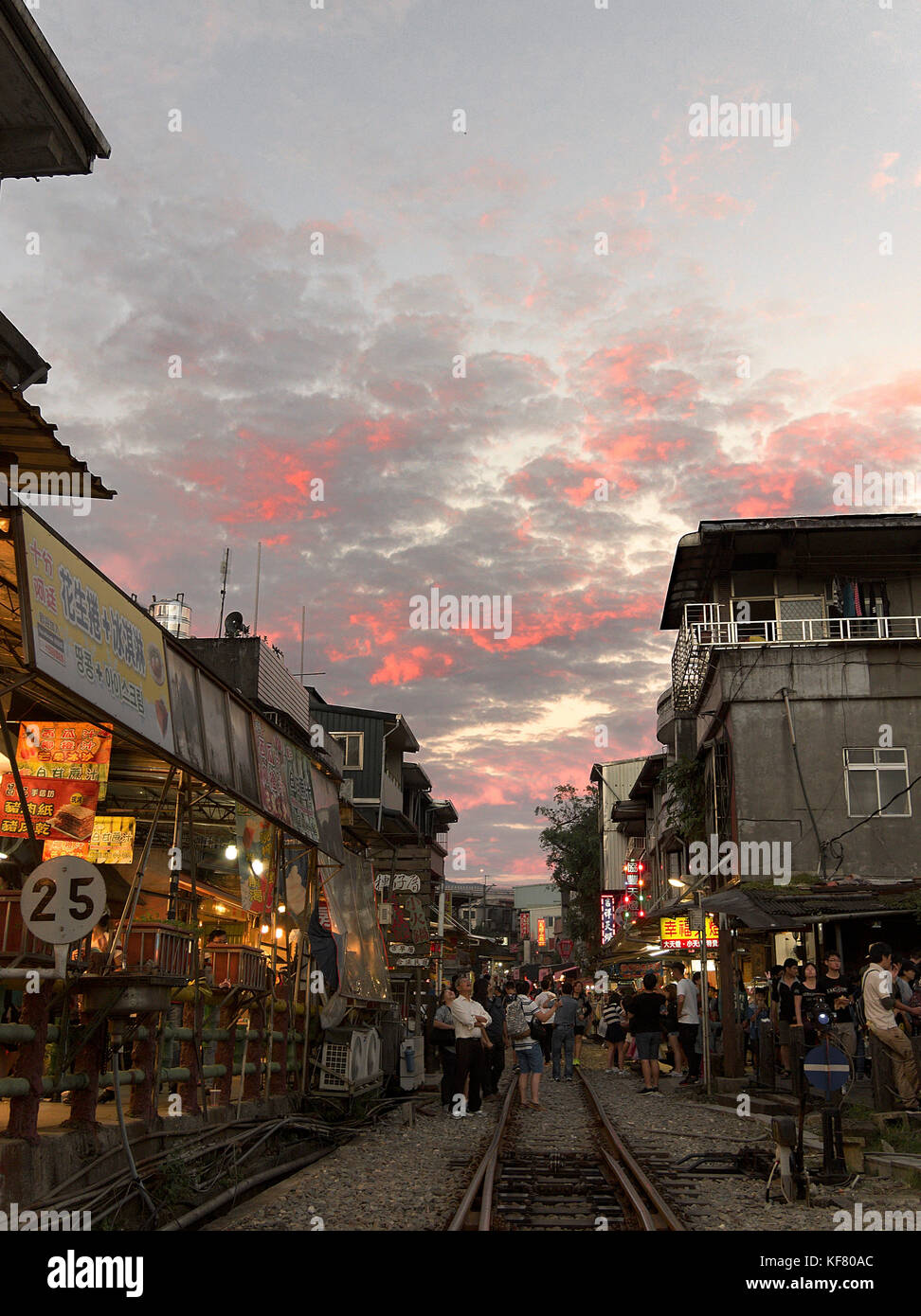 Abend in der Shifen Old Street entlang einer Eisenbahnstrecke, Pingxi District, Taiwan Stockfoto