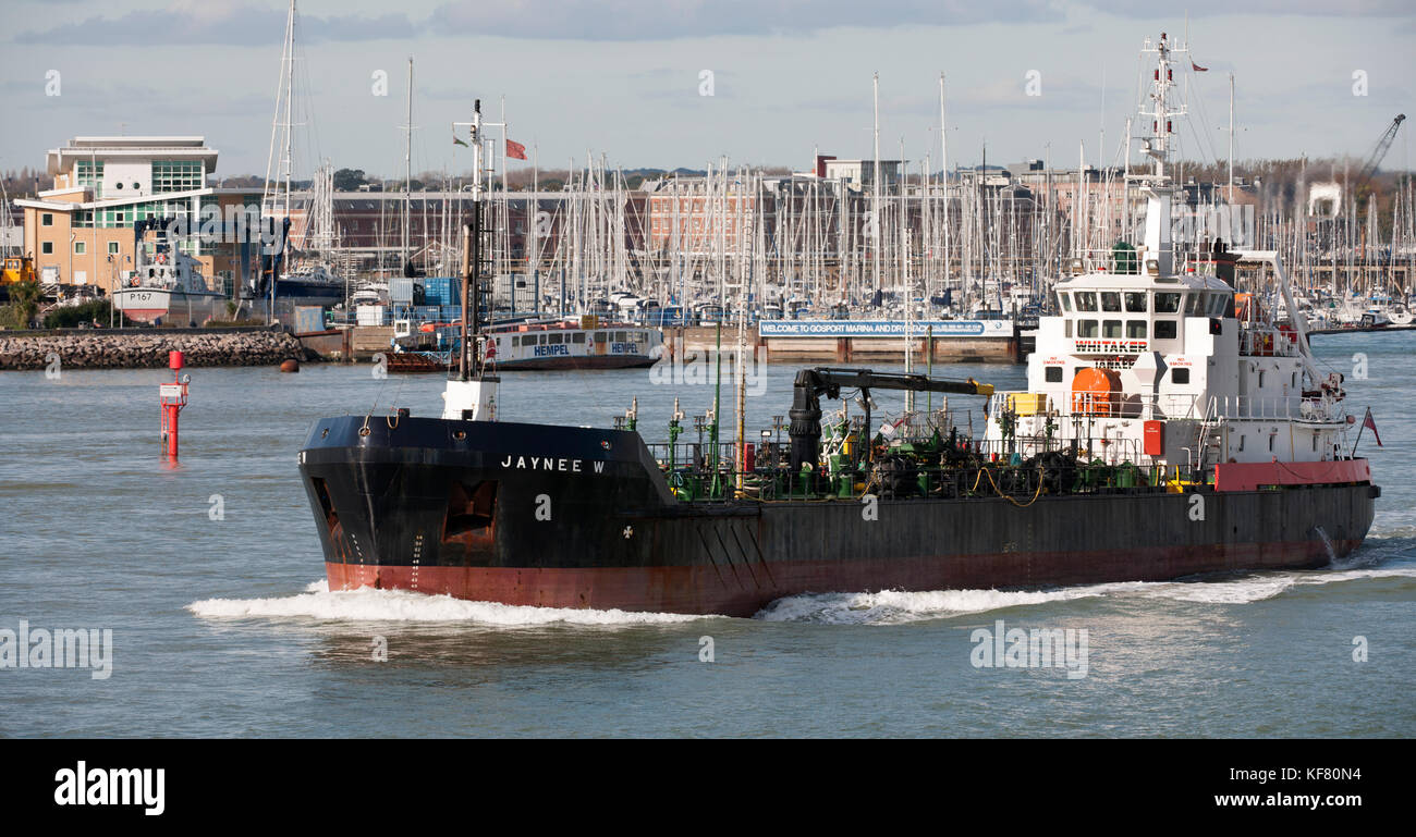 Öl Tankschiffe Jaynee W verlassen Portsmouth Harbour, Portsmouth, Hampshire, England, Großbritannien Stockfoto