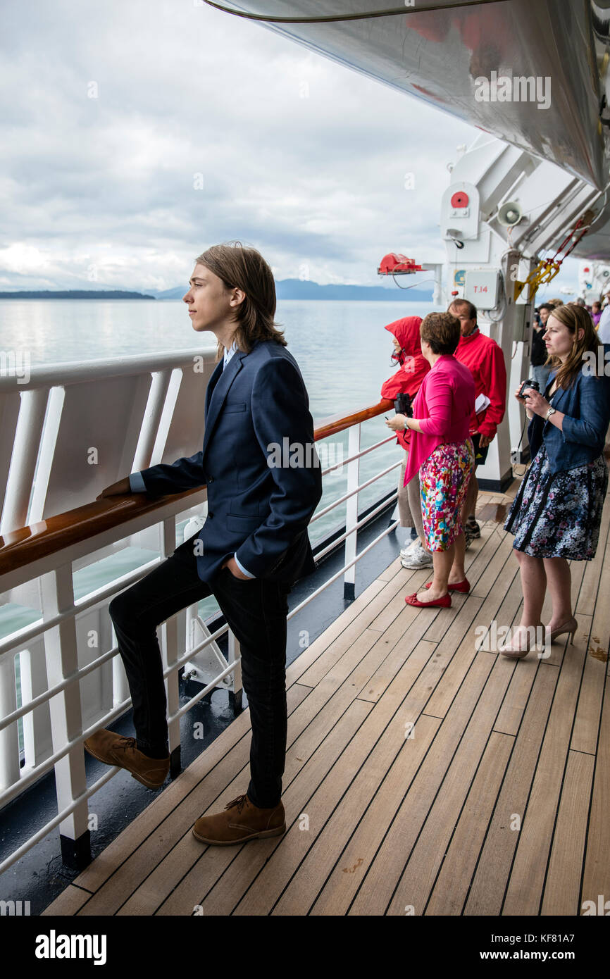 Usa, Alaska, Glacier Bay, Passagiere nehmen in der Ansicht, bevor Sie zum Abendessen an Bord der ms Oosterdam Stockfoto