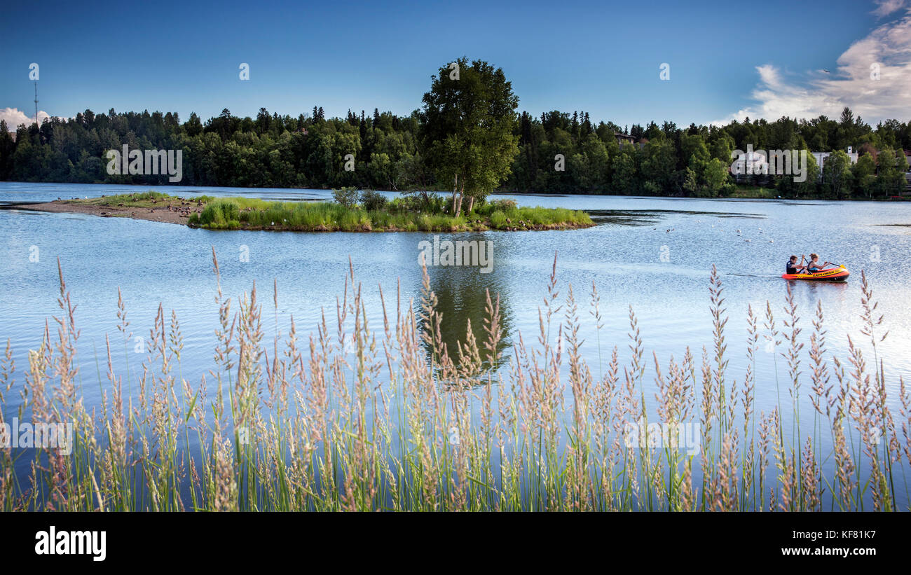 Usa, Alaska, Anchorage, zwei Personen in einem Floß in den See in Waterfront Park float Stockfoto