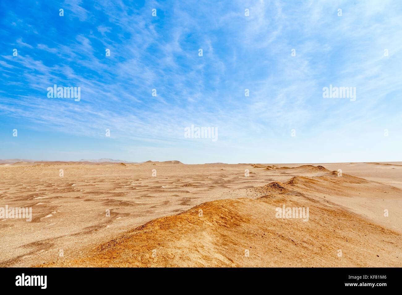 Blauer Himmel mit Wolken und gelben Sand der Wüsten Nationalpark Paracas, Peru Stockfoto Blauer Himmel mit Wolken und gelben Sand der Wüsten Nationalpark Paracas, Peru Stockfoto
