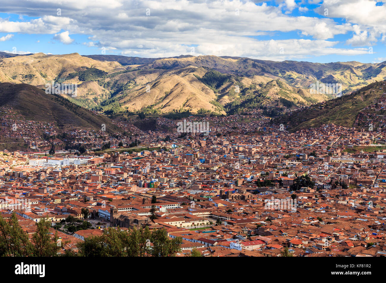 Red Roof Häuser von Cuzco Stadt im Tal und die Anden Panorama, Peru Stockfoto Red Roof Häuser von Cuzco Stadt im Tal und die Anden Panorama, Peru Stockfoto
