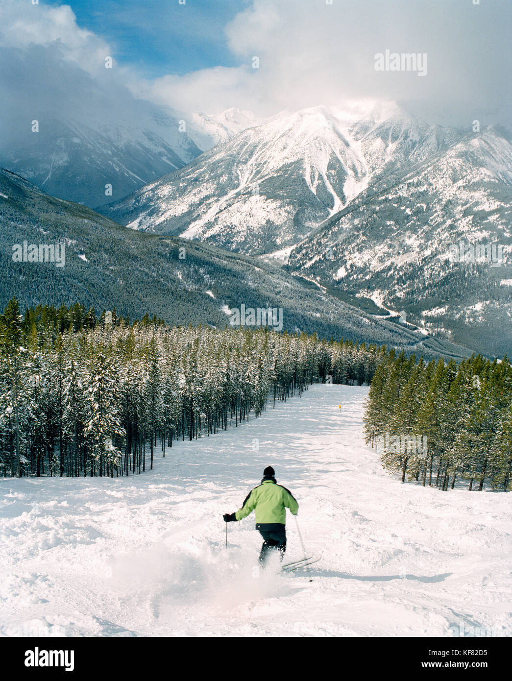 Kanada, BC Rockies, Skifahren die Beulen im Panorama Skigebiet mit Schnee bedeckten Berg im Hintergrund Stockfoto
