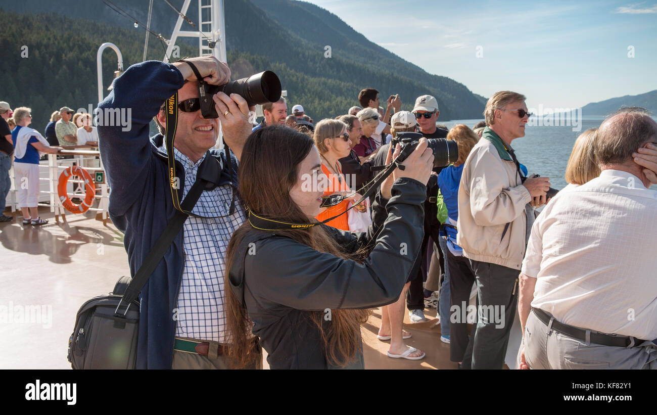 Kanada, Vancouver, British Columbia, Passagiere genießen Sie den Blick von der Holland Amerika Kreuzfahrt Schiff, die oosterdam, während es die seymour Nar navigiert Stockfoto