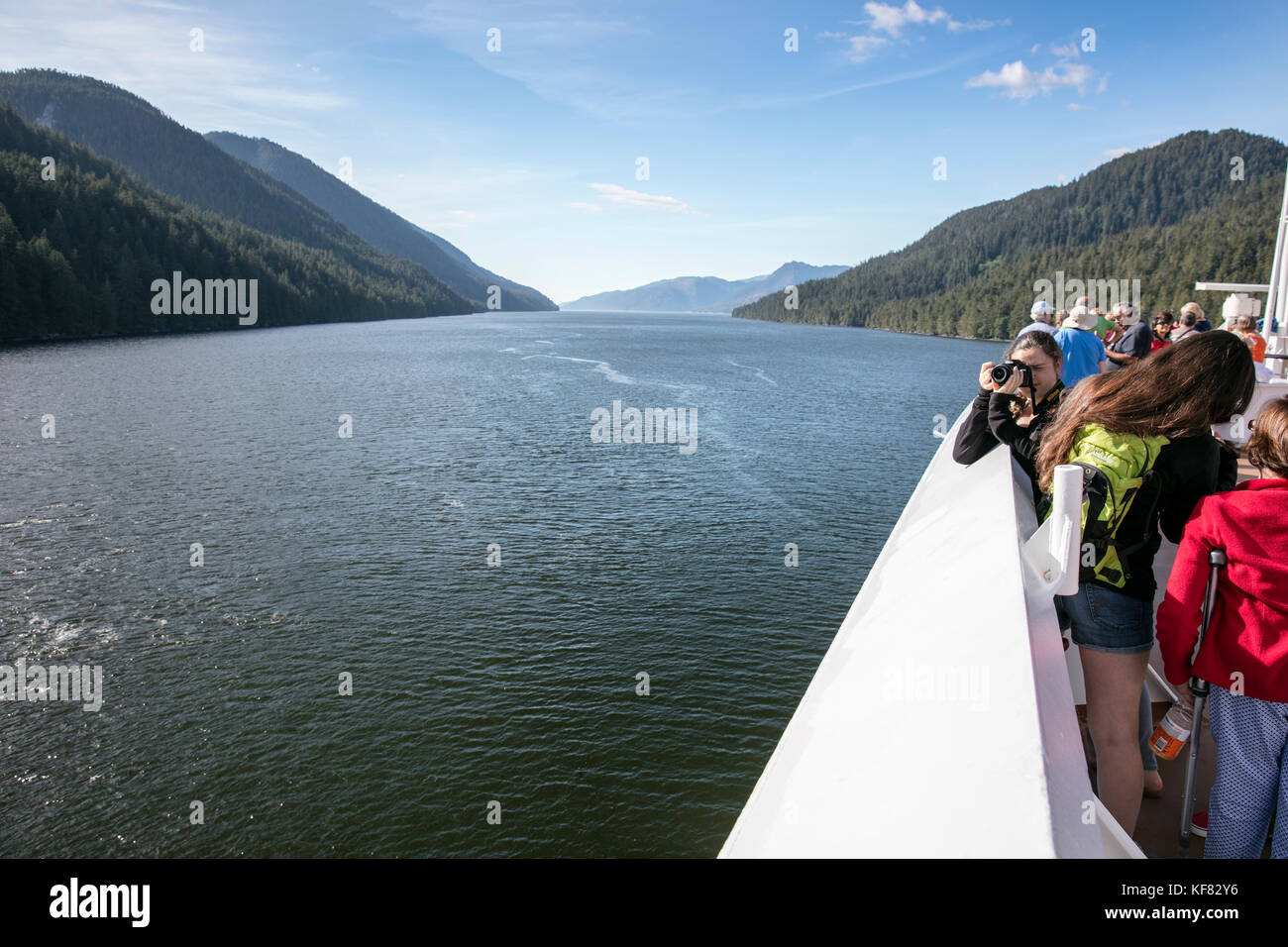 Kanada, Vancouver, British Columbia, Passagiere genießen Sie den Blick von der Holland Amerika Kreuzfahrt Schiff, die oosterdam, während es die seymour Nar navigiert Stockfoto