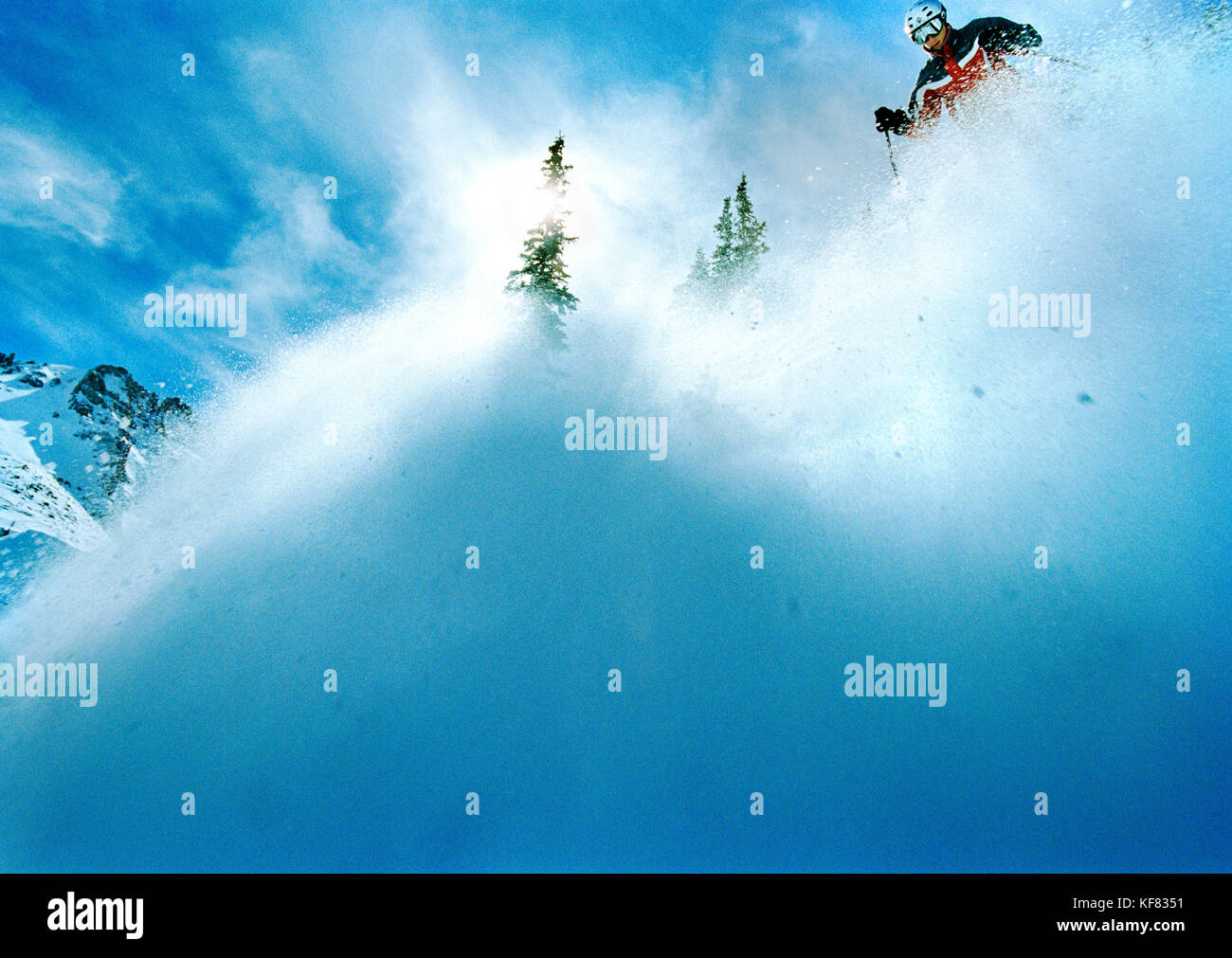 Usa, Colorado, Telluride, man Skifahren in den tiefen Schnee Stockfoto