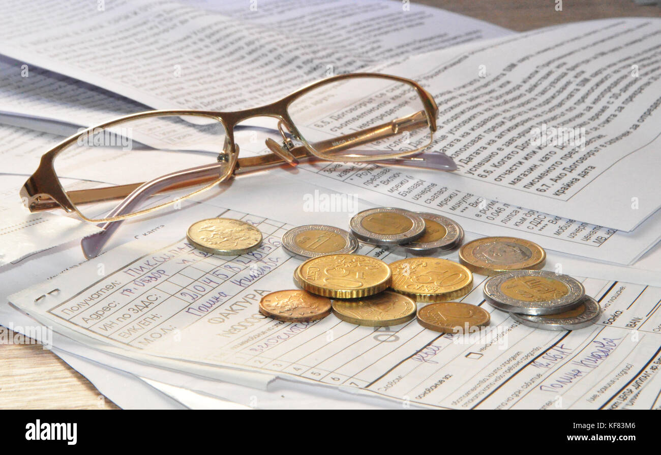 Geld, Gläser und Bleistift auf Stapel von Dokumenten Stockfoto