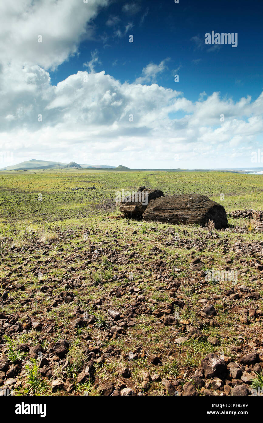 Easter Island, Chile, Isla de Pascua, Rapa Nui, o marari, der Bereich, in dem mehrere Gefallene moai legen mit der Steinbruch in der Ferne zu sehen Stockfoto