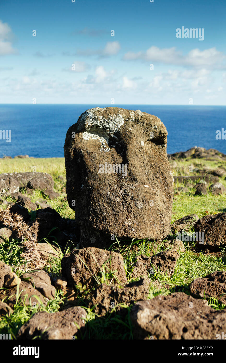 Easter Island, Chile, Isla de Pascua, Rapa Nui, einzigen moai Kopf in der Nähe des Meeres am Ahu tepen Dorf Stockfoto