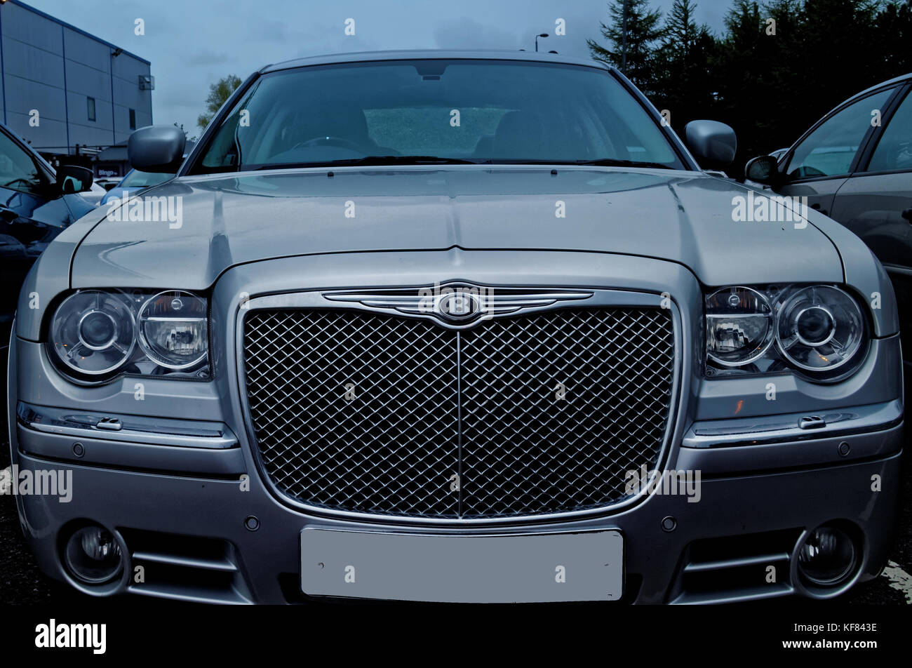 Monochrom grauen Bentley Auto vorne Nahaufnahme von kühler Motor Kunst logo Emblem b klar Nummernschild für die Personalisierung Stockfoto