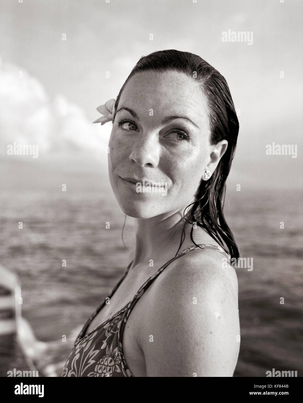 Fidschi, nördlichen Lau Inseln, Porträt einer jungen Frau mit Blume im Haar (b&w) Stockfoto