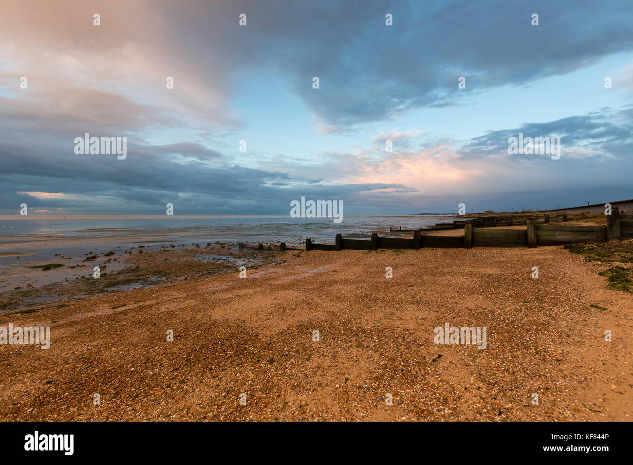 Schöne Licht über dem Kiesstrand an Seasalter auf der nördlichen Küste von Kent, UK. Stockfoto