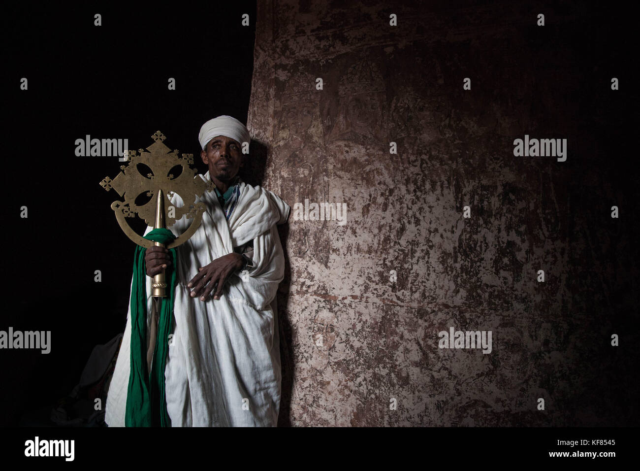 Priester mit einem Kreuz in einer Kirche in Lalibela, Äthiopien Stockfoto