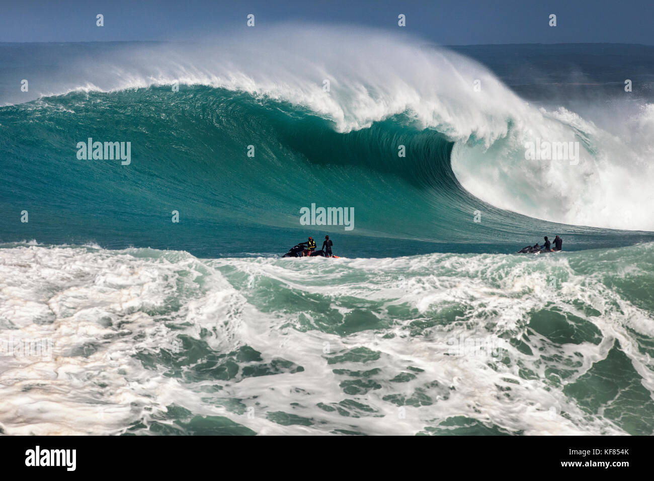 Hawaii, Oahu, North Shore, Eddie Aikau, 2016, Surfer in der Eddie Aikau Big Wave surfen 2016 Wettbewerb, Waimea Bay konkurrieren Stockfoto