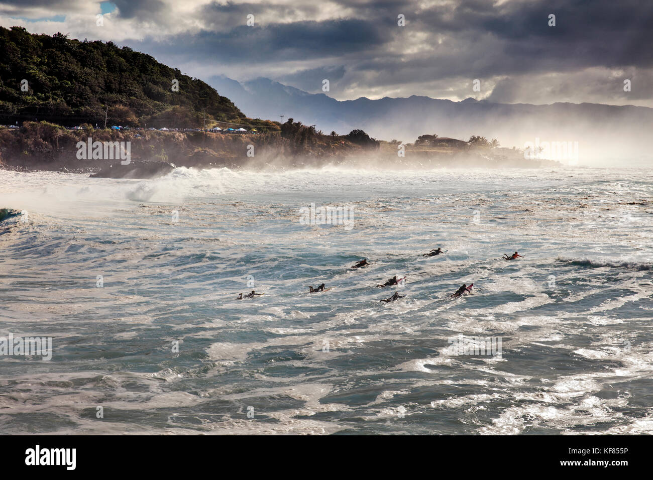 Hawaii, Oahu, North Shore, Eddie Aikau, 2016, Surfer Paddel an die Vollendung des Eddie Aikau Big Wave surfen 2016 Wettbewerb, Waimea Bay Stockfoto
